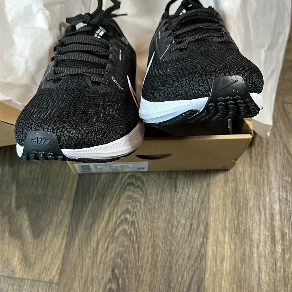 NWT Women Nike Air Zoom Pegasus Sneakers